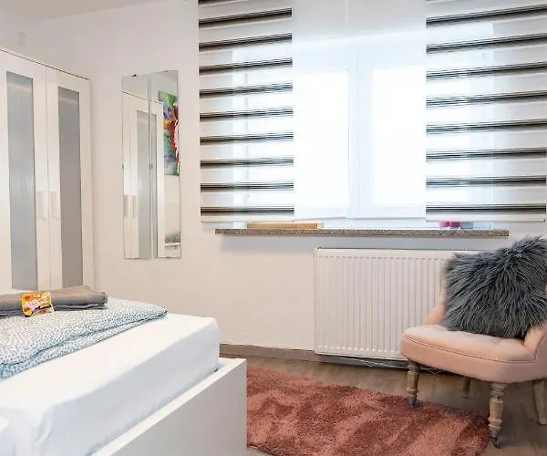#3 Bequemes Mit Pool Und Garten Accommodatie bij particulieren *